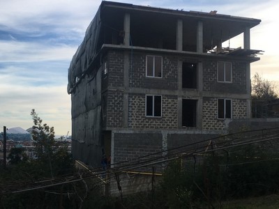 В Сочи на участке для ИЖС собственник построил четырёхэтажный дом. Подан иск в суд