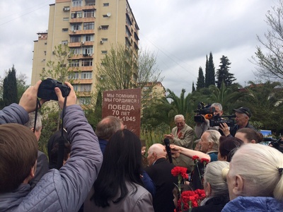Еще один памятник появился в центре Сочи. Стела в честь воинов Великой Отечественной открылась в мкр-не Макаренко