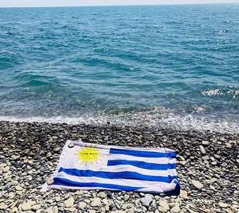 Звезда южноамериканского футбола Кавани водрузил флаг Уругвая на пляже в Сочи