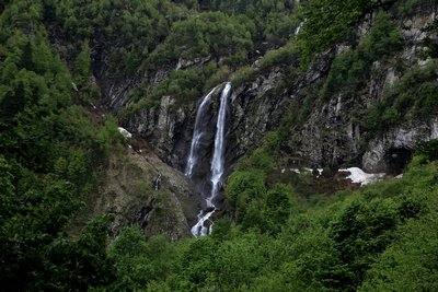 Самый высокий водопад в горах Сочи за две недели посетило около 5000 человек