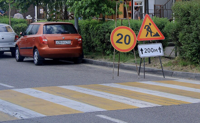 В центре Сочи на отдельных участках вводятся временные ограничения на проезд и парковку транспорта